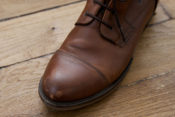 so entfernen Sie Kratzspuren von Lackschuhen